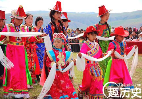 裕固族服饰是什么样的 介绍裕固族服饰