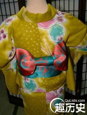 日本和服后面的包包真的是枕头是为方便睡觉吗？