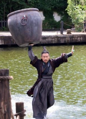 射雕中孪生兄弟裘千丈和裘千仞差距为何如此大