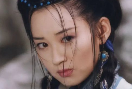 任盈盈为什么愿意跟令狐冲退隐江湖？任盈盈真的是自愿的吗？